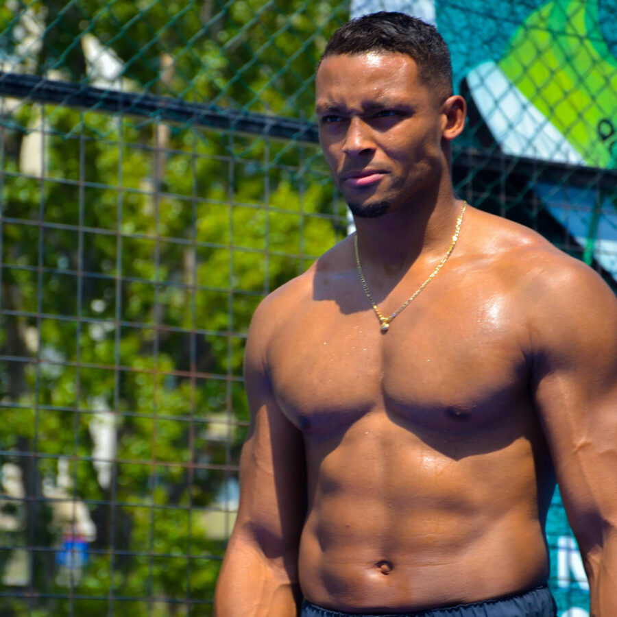 Bench press exercise for building a big powerful chest - Woofd Fitness